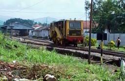 Minimkan Kecelakaan, PT KAI Lakukan Perbaikan Rel Kereta di Jalan Klakah